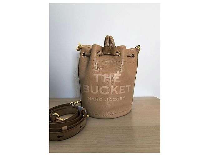 Marc Jacobs The Bucket Beuteltasche aus genarbtem Leder - Camel Kamel - Ansicht 4