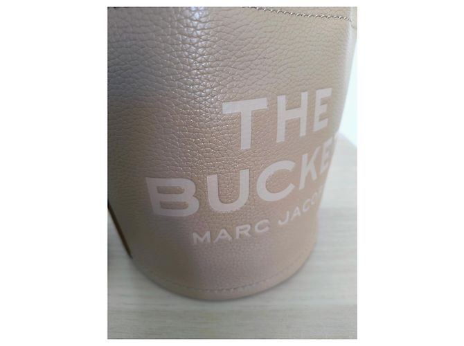 Marc Jacobs The Bucket Beuteltasche aus genarbtem Leder - Camel Kamel - Ansicht 7