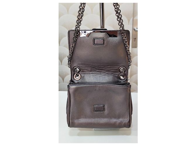 Barbara Bui Schultertasche aus Metallic-Leder Bronze - Ansicht 8