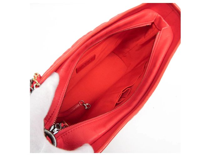 Chanel Gabrielle Hobo Matelassé in Pelle di Vitello Invecchiata Medium Rosso - vista 3