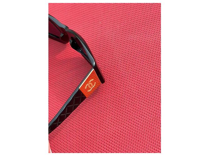 Chanel Sonnenbrille Schwarz mit orangefarbenem CC-Logo - Ansicht 2