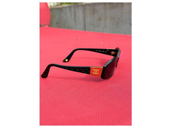 Chanel Sonnenbrille Schwarz mit orangefarbenem CC-Logo - Ansicht 5