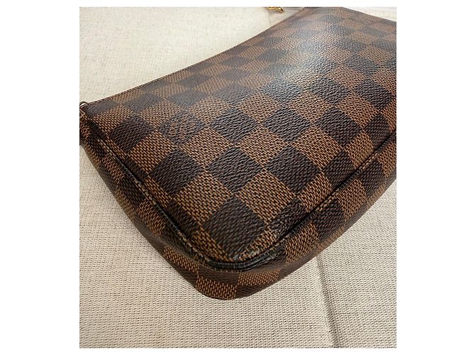 Louis Vuitton Pochette Accessoires Damier Ebene Castaño - vista 4