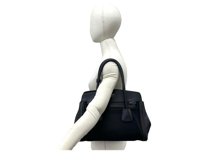 Prada Handtasche aus Saffiano-Leder und Canvas Schwarz - Ansicht 2