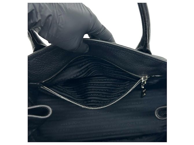 Prada Shopper-Tasche aus Vitello Daino Leder mit Dreiecks-Logo Schwarz - Ansicht 10