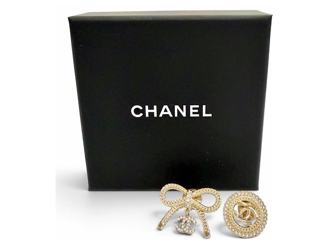 Broche Chanel B24K ABE646B Gold Dorado - vista 2