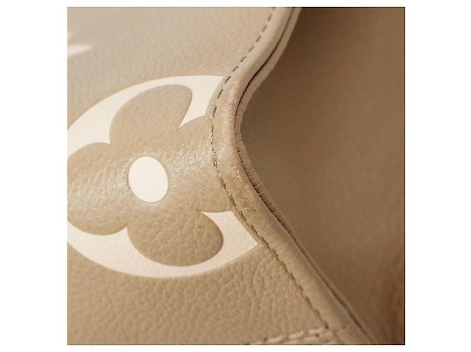 Sac à main Louis Vuitton Monogram Empreinte Bicolor OnTheGo PM Gris Écru - vue 6