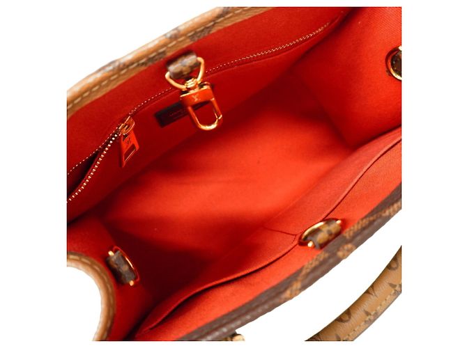 Sac à main Louis Vuitton Monogram Giant Reverse OnTheGo PM Marron - vue 4