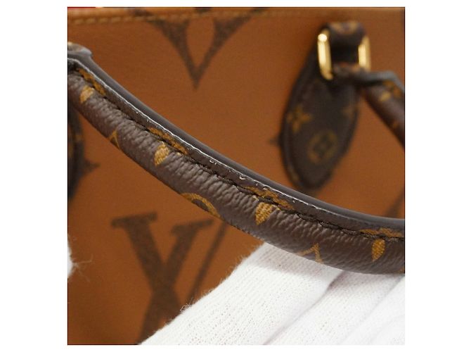 Sac à main Louis Vuitton Monogram Giant Reverse OnTheGo PM Marron - vue 8