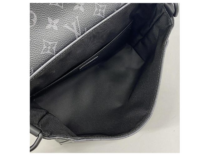 Bolso de hombro Louis Vuitton Monogram Eclipse Reverse Pulse Castaño Negro - vista 4