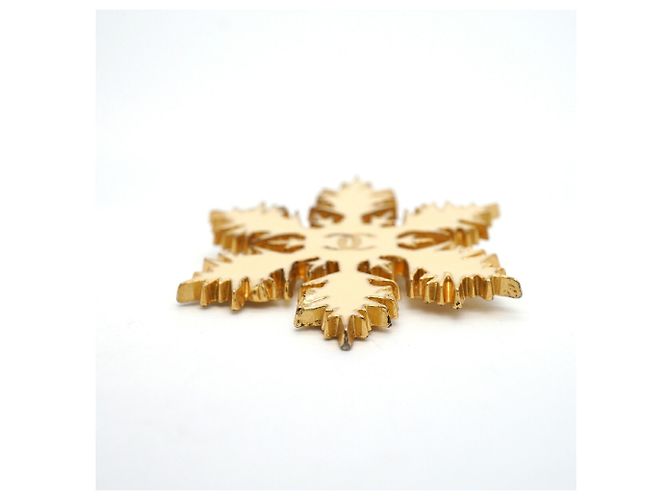 Broche Chanel Bege e Dourado - vista 3