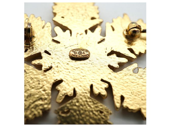 Broche Chanel Bege e Dourado - vista 4