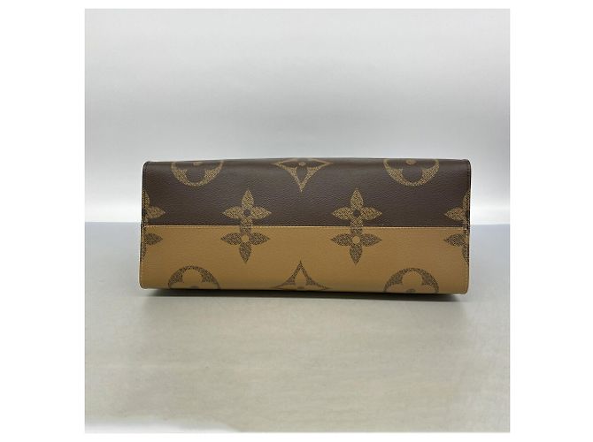 Louis Vuitton Monogram Giant Reverse OnTheGo GM Tote Bag Braun - Ansicht 3