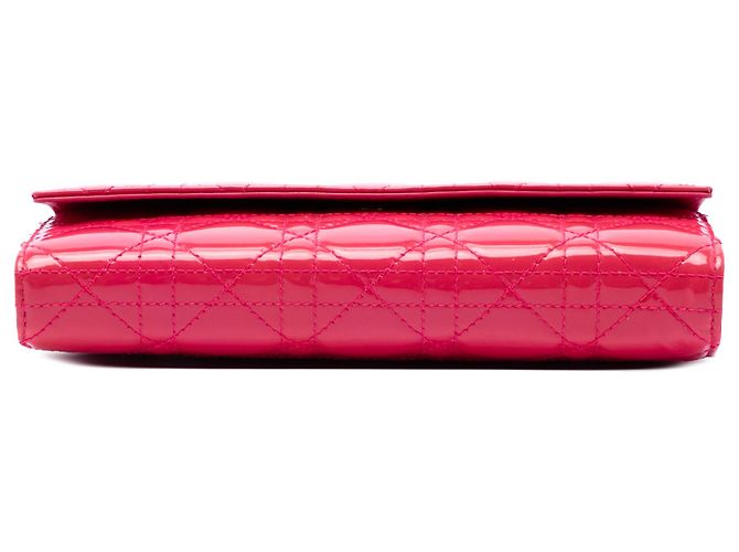 Portefeuille à chaîne Lady Dior en cuir verni rose Cannage de Dior - vue 3