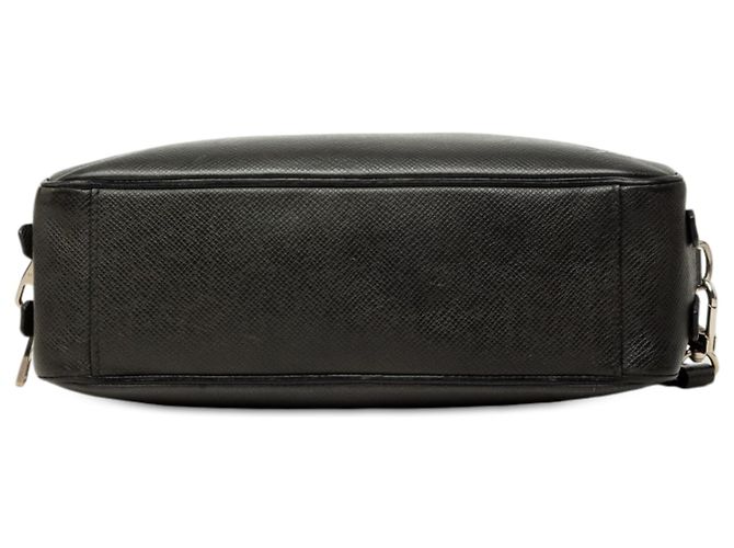 Clutch Louis Vuitton Neo Pavel in Taiga nero - vista 3