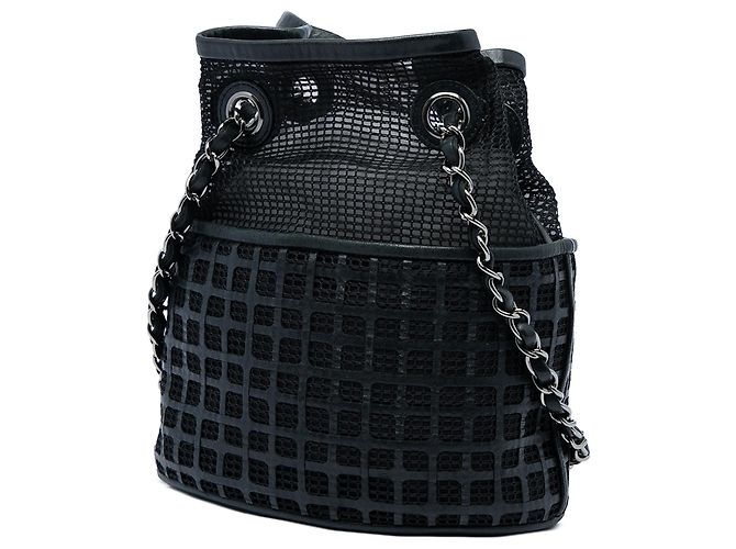 Bolsa Bucket Chanel em malha CC preta e couro de bezerro perfurado Preto - vista 2