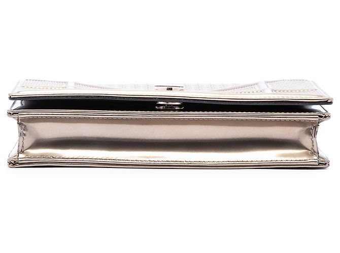 Diorama Wallet on Chain aus gold-metallischem Lackleder mit Microcannage-Muster Dior Golden - Ansicht 3