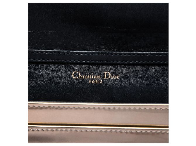 Diorama Wallet on Chain aus gold-metallischem Lackleder mit Microcannage-Muster Dior Golden - Ansicht 4