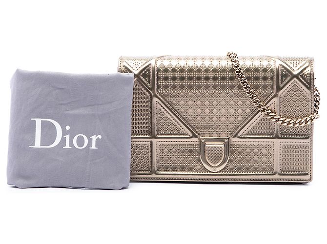 Diorama Wallet on Chain aus gold-metallischem Lackleder mit Microcannage-Muster Dior Golden - Ansicht 7