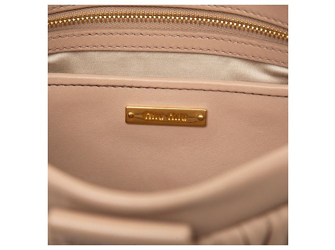 Clutch con cierre de marco Miu Miu en nappa matelassé marrón con correa Castaño Carne - vista 5