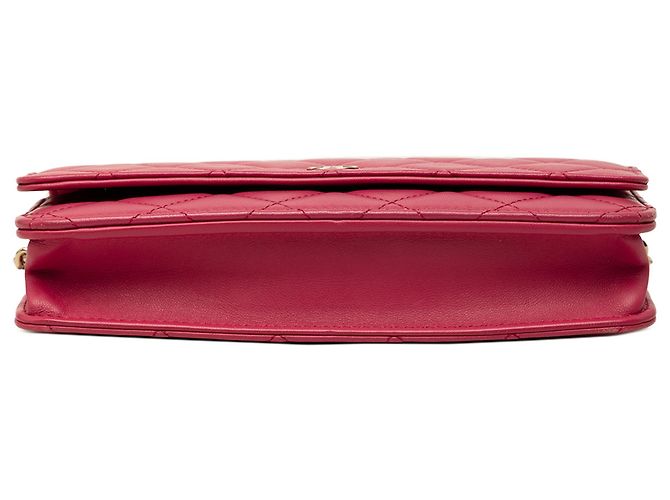 Wallet On Chain Chanel Portefeuille avec chaîne en agneau matelassé rouge CC - vue 3