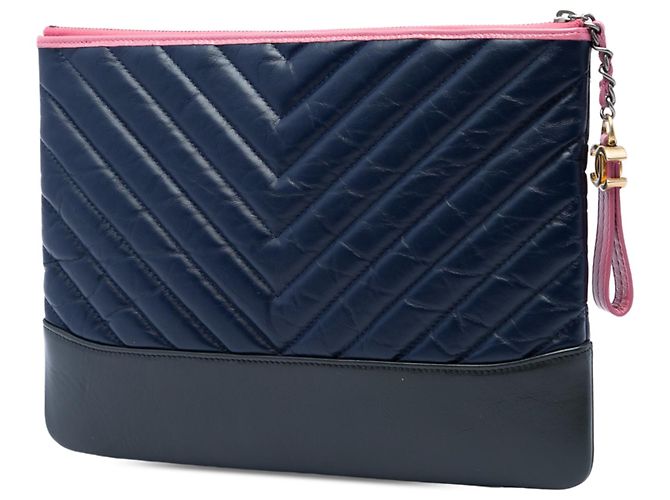 Pouch cosmetici Gabrielle Chanel Blue Medium Chevron in pelle di vitello invecchiata - vista 2