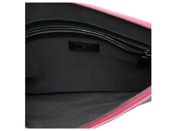 Pouch cosmetici Gabrielle Chanel Blue Medium Chevron in pelle di vitello invecchiata - vista 4