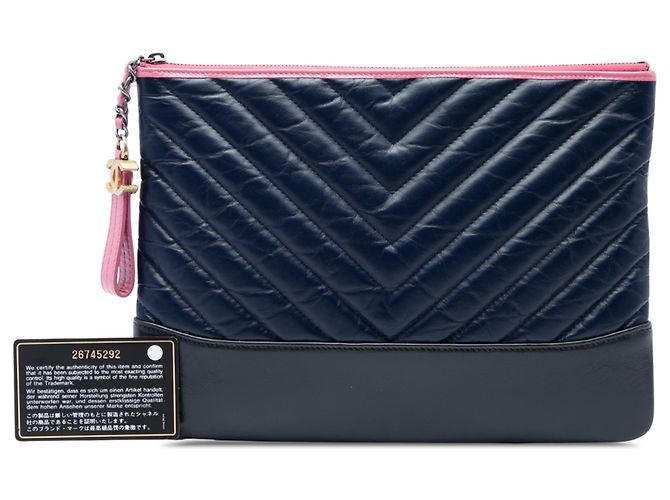 Pouch cosmetici Gabrielle Chanel Blue Medium Chevron in pelle di vitello invecchiata - vista 6