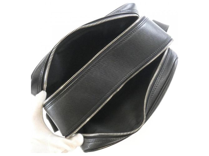 Borsa a tracolla Louis Vuitton Taiga Reporter Grigio - vista 9