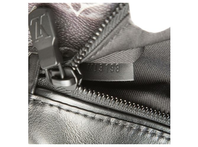 Sac banane Louis Vuitton Monogram Galaxy Discovery Noir Violet - vue 6
