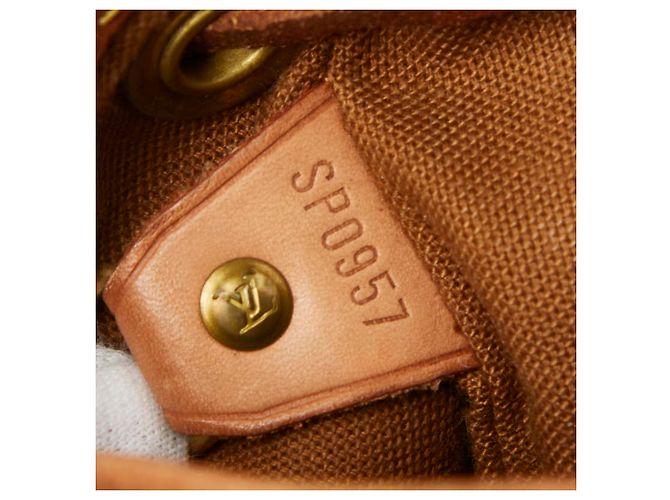 Mochila Louis Vuitton Monogram Mini Montsouris Castaño - vista 10