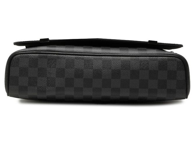 Borsa a tracolla Louis Vuitton Damier Graphite District MM Nero - vista 3