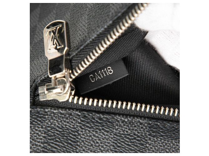Borsa a tracolla Louis Vuitton Damier Graphite District MM Nero - vista 6