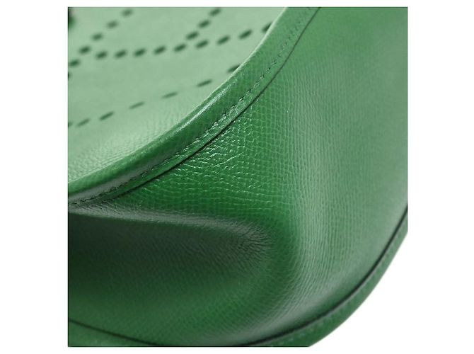Hermès Borsa Hermes Evelyne Gen III Courchevel PM Verde - vista 6