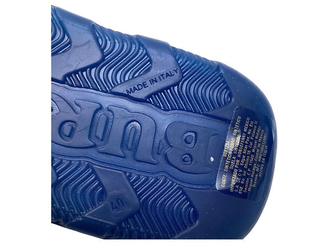 Sandali slide Burberry in gomma blu con ciondolo Stingray - vista 7
