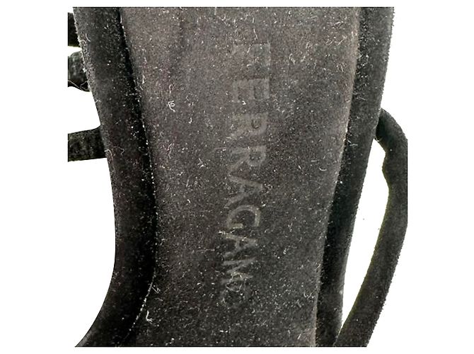 Salvatore Ferragamo Sandali con tacco Ferragamo Elina in camoscio di capra nero - vista 11