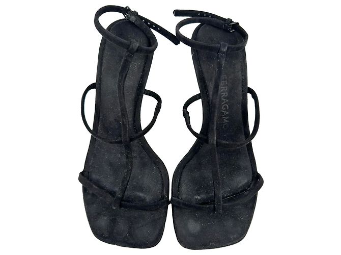 Salvatore Ferragamo Sandali con tacco Ferragamo Elina in camoscio di capra nero - vista 3
