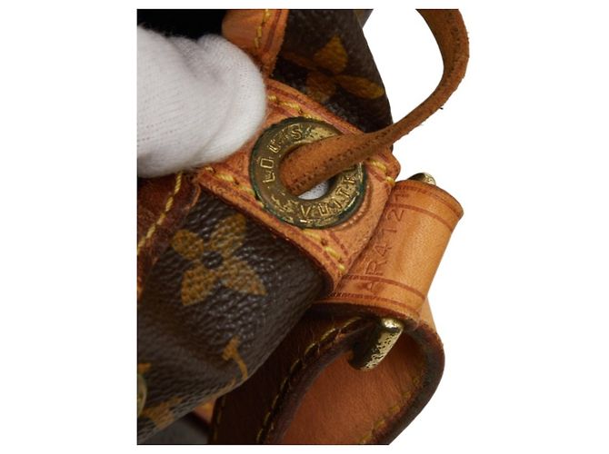 Noe Bolso de hombro Petit Noé Monogram Louis Vuitton Castaño - vista 13