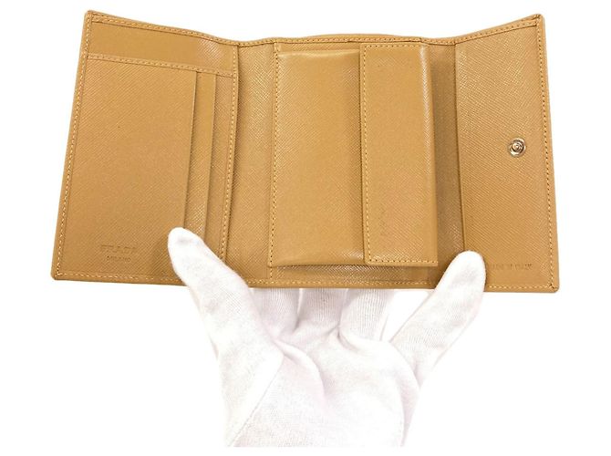 Cartera Prada de piel beige con tres pliegues - vista 4
