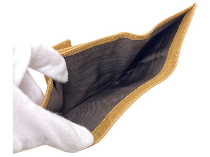 Cartera Prada de piel beige con tres pliegues - vista 5