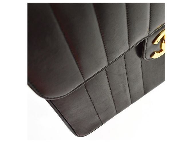 Chanel Classic Flap Vertical Quilted Lambskin Jumbo Negro - vista 4