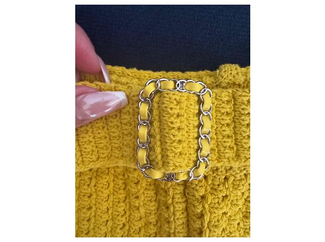 Chanel Short en maille jaune avec ceinture - vue 3