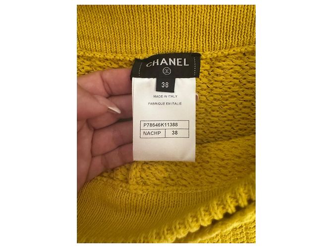 Chanel Short en maille jaune avec ceinture - vue 5