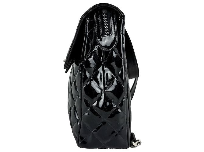Mochila Chanel em couro envernizado preto - vista 2