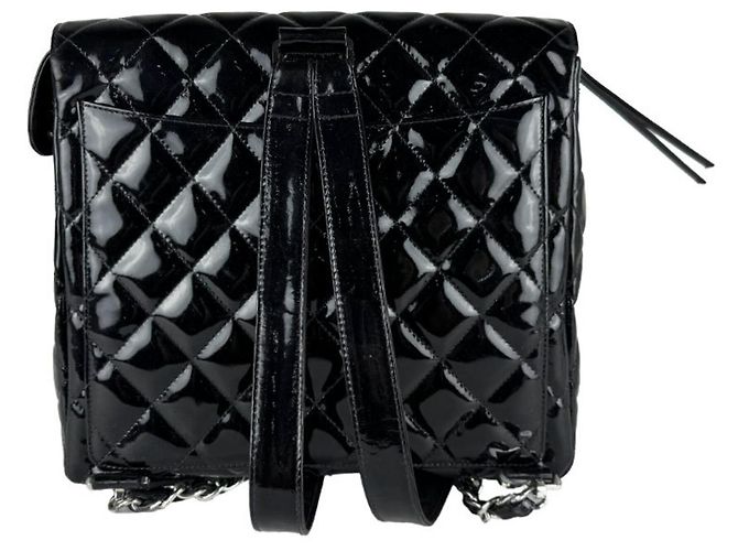 Mochila Chanel em couro envernizado preto - vista 3