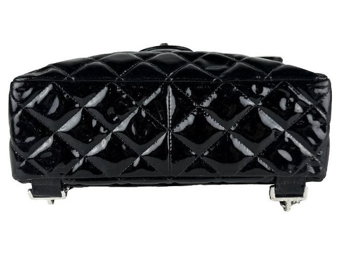 Mochila Chanel em couro envernizado preto - vista 4