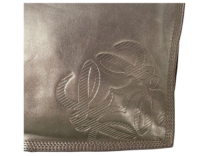 Loewe Schultertasche aus metallic-braunem Leder - Ansicht 12