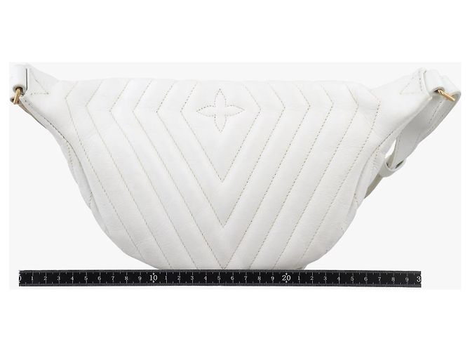 Louis Vuitton New Wave Bumbag Quilted Leather medium Branco - vista 2