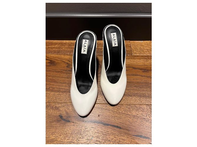 Mules Alaïa in pelle verniciata bianca con punta affusolata Bianco - vista 2