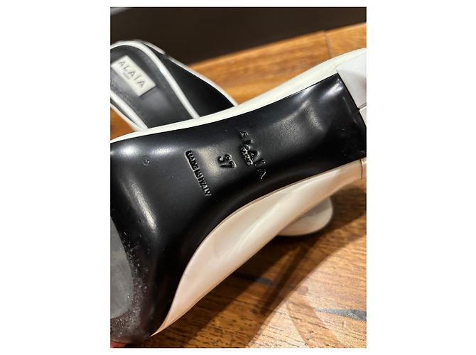 Mules Alaïa in pelle verniciata bianca con punta affusolata Bianco - vista 3